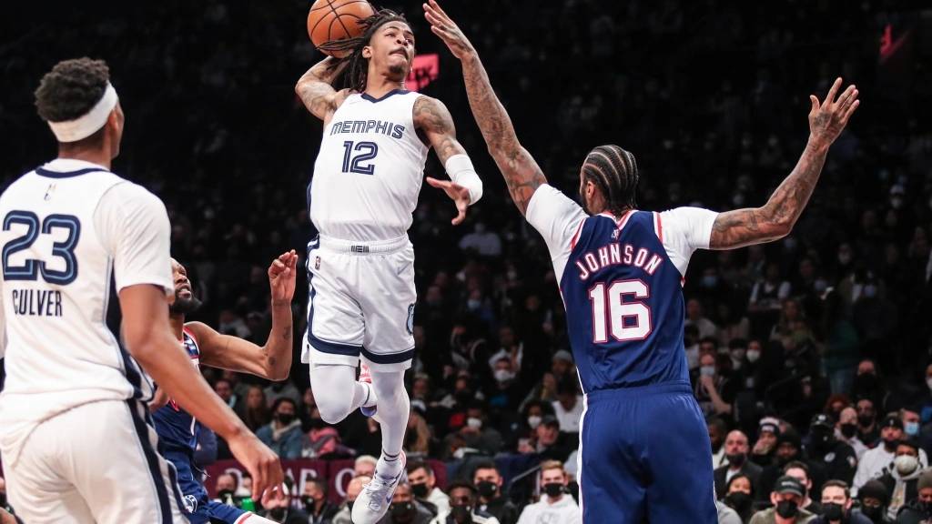 关于步行者爆冷独行侠，威斯布鲁克完成帽子戏法的信息