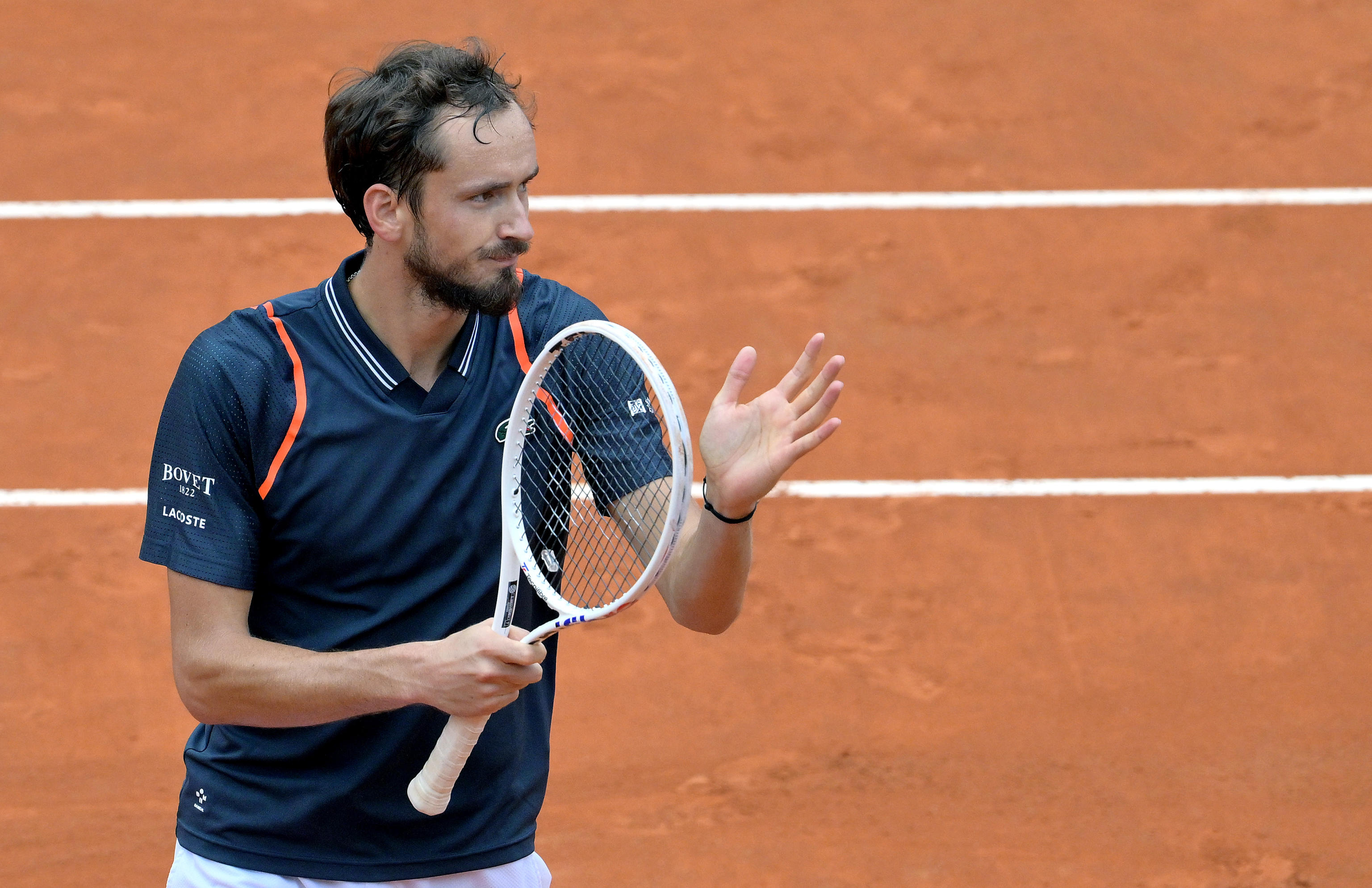 世界网球队完胜西班牙网球队,梅德韦杰夫打破历史纪录的简单介绍 世界网球队完胜西班牙网球队,梅德韦杰夫打破历史纪录的简单介绍