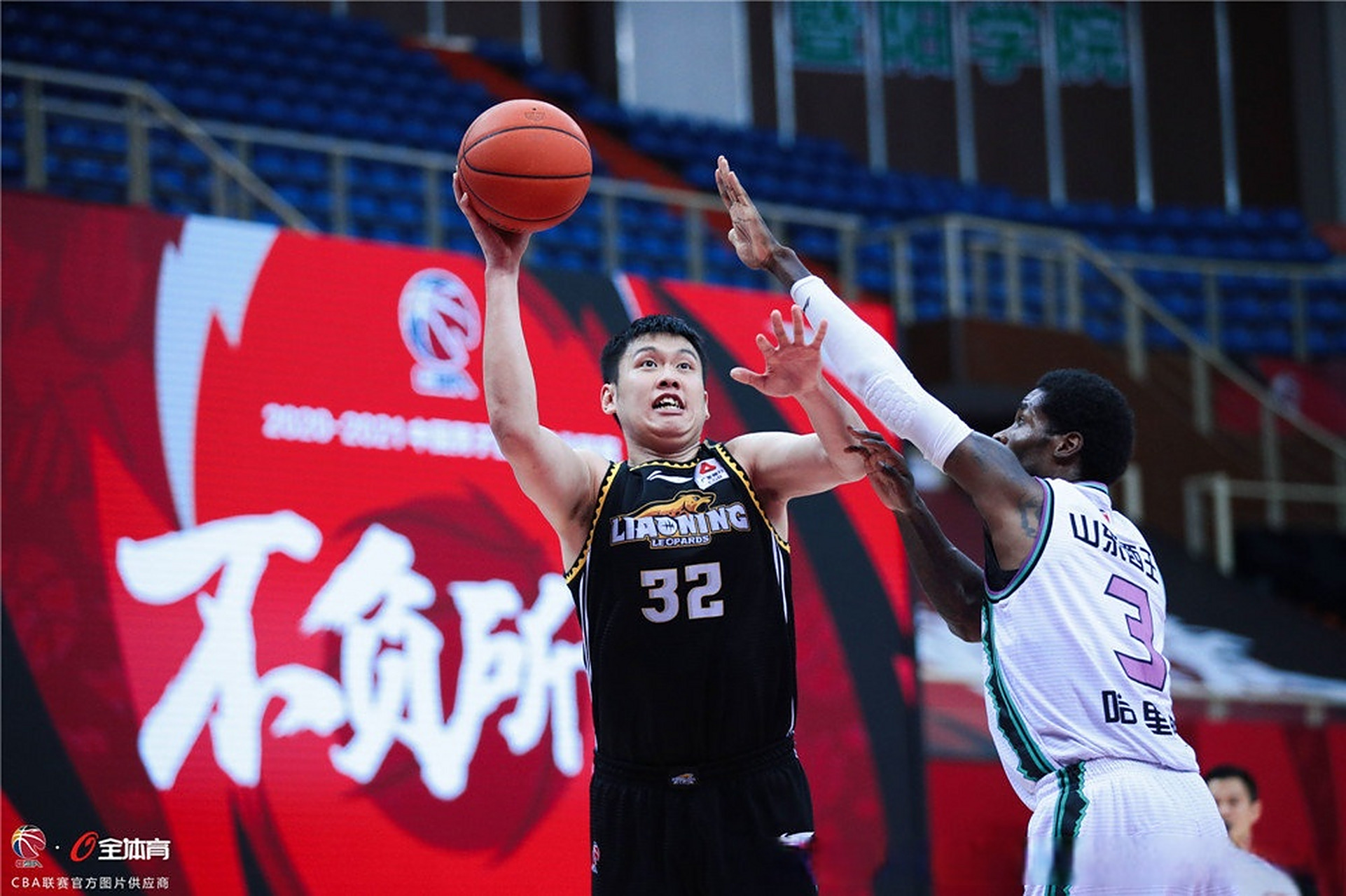 福建队主帅连胜庆生,球员送祝福的简单介绍 福建队主帅连胜庆生,球员送祝福的简单介绍