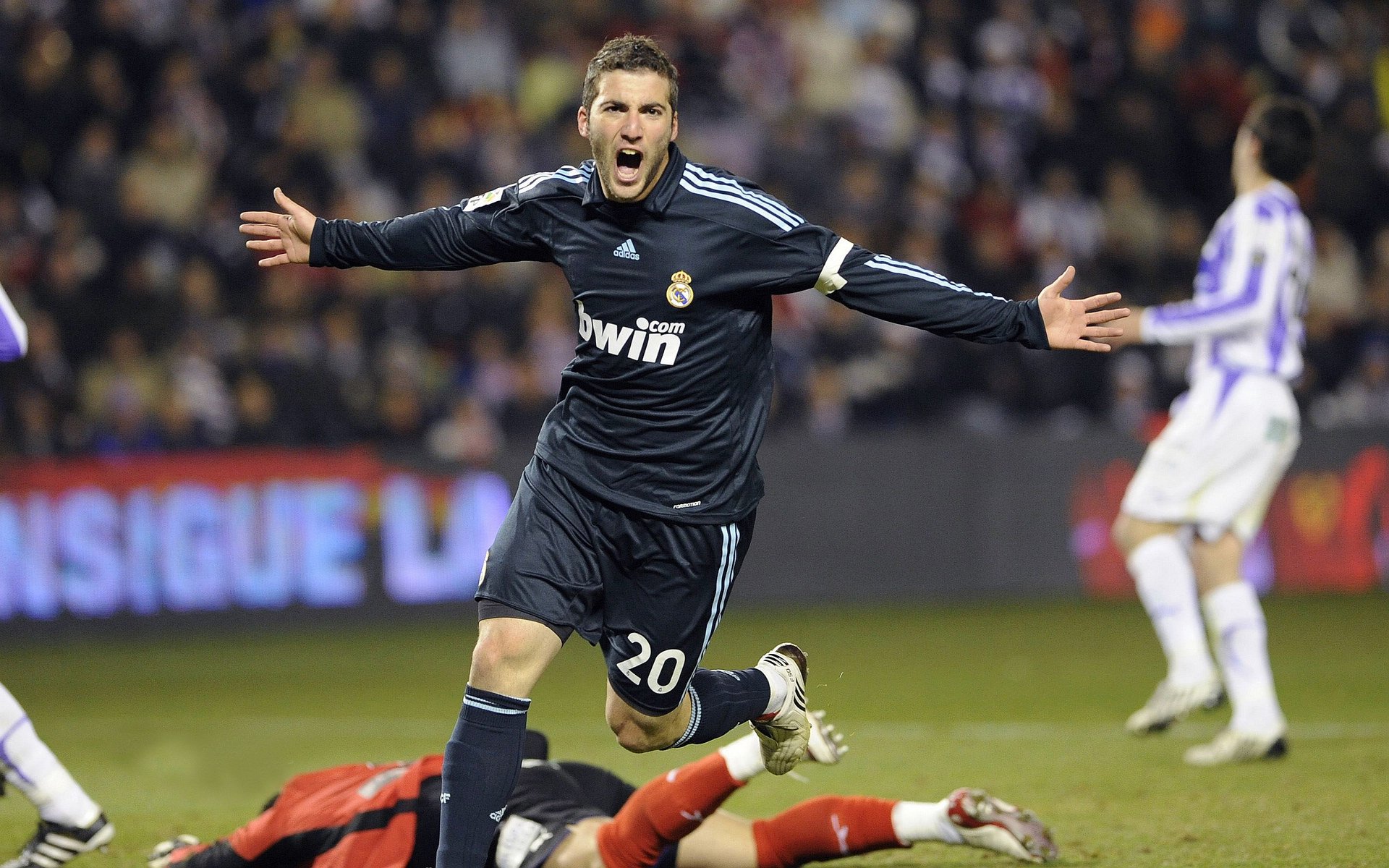 托尼一剑封喉，喀麦隆风暴冲垮里昂，非洲足球新纪元的序章