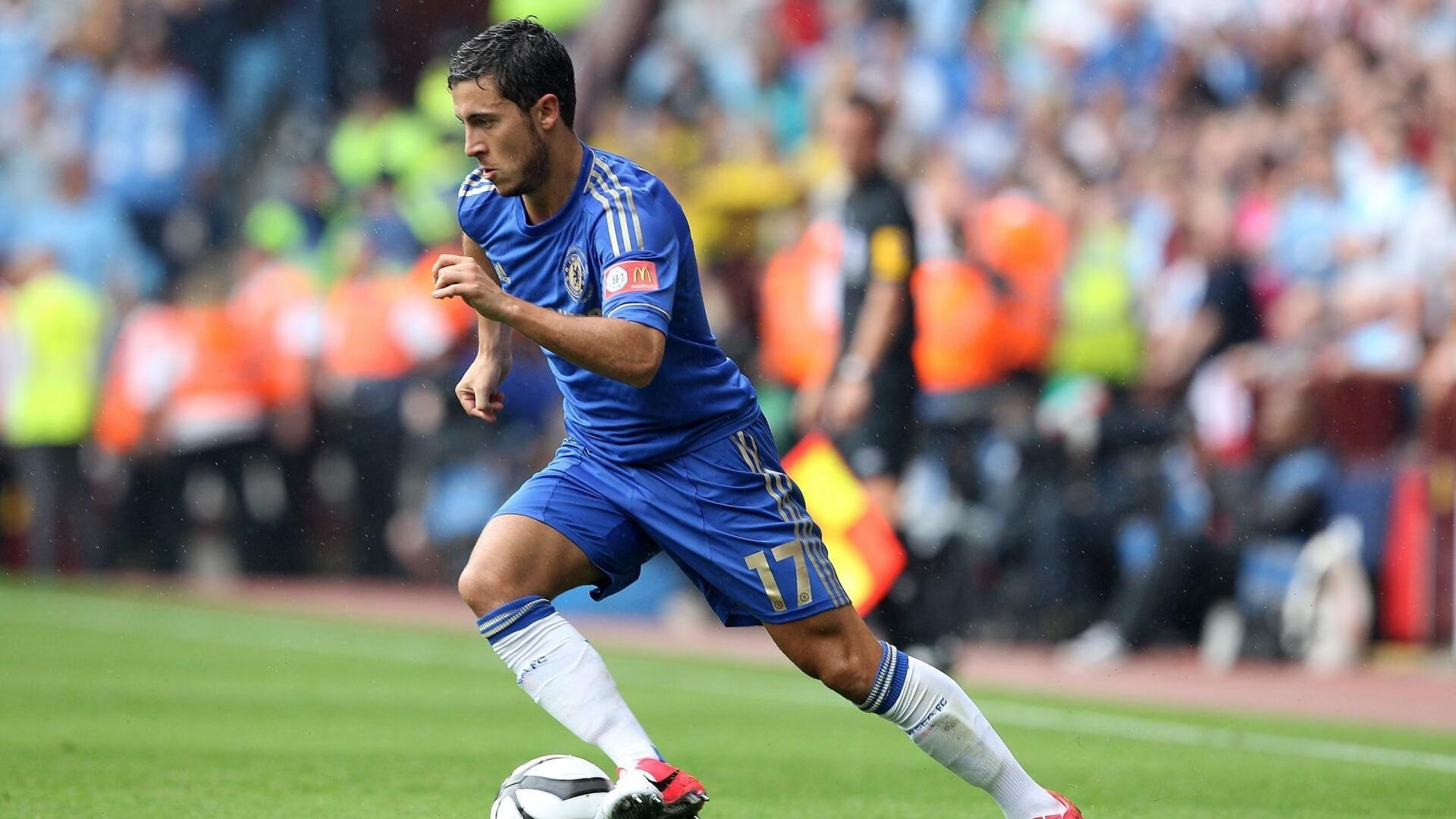 本泽马梅开二度点燃卡尔德隆，墨西哥新星闪耀助球队完胜塞维利亚